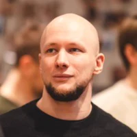 Robert Dados — analityk prowadzący firmę